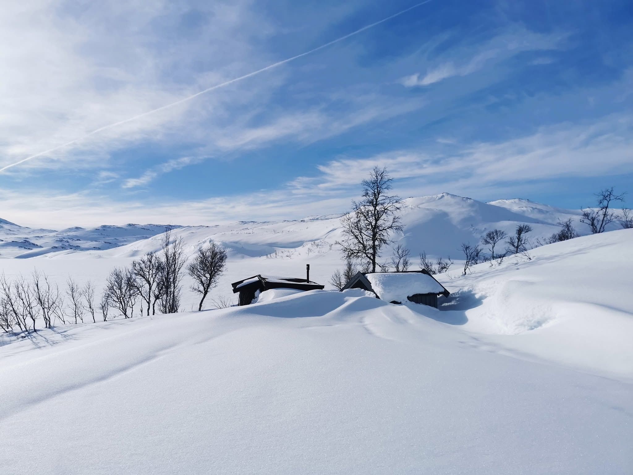 Snødekte hytter og fjell